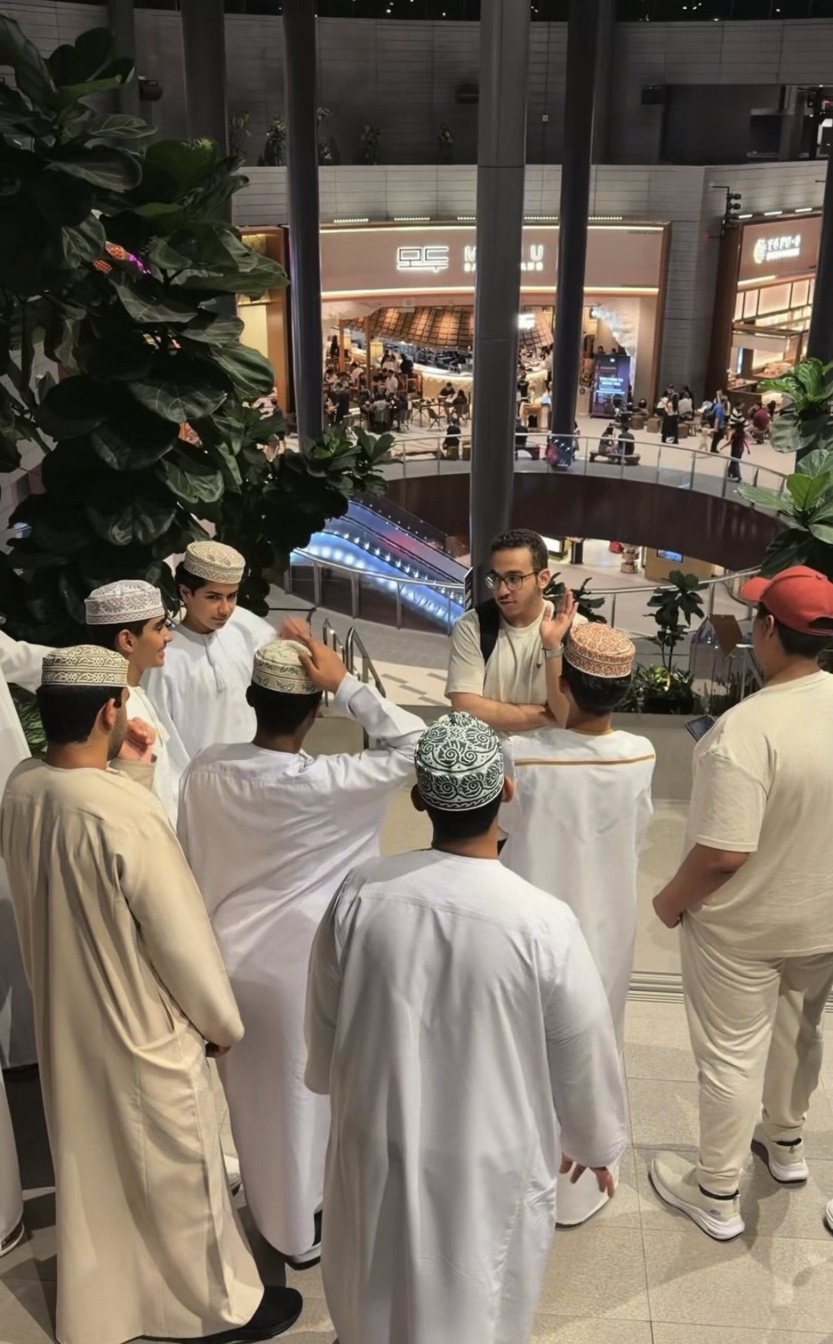 مشرف من ألف ياء مع الطلاب في جولة
